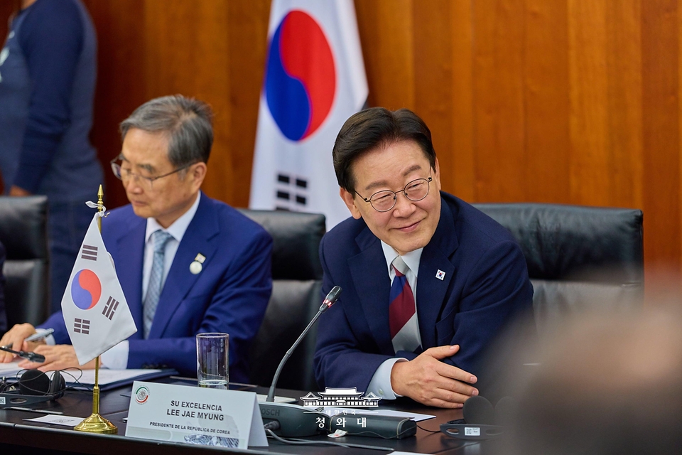 멕시코를 국빈 방문 중인 이재명 대통령은 9월 24일(현지 시간) 이히니오 마르티네스 미란다 멕시코 상원의장과 6개 원내교섭단체 대표 등 상원 지도부 인사들을 접견하고 있다.