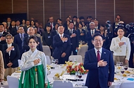 이재명 대통령과 김혜경 여사가 9월 24일(현지 시간) 멕시코 한 호텔에서 열린 동포 만찬간담회에서 국기에 경례하고 있다.