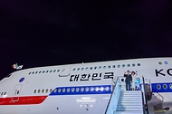 멕시코를 국빈방문한 이재명 대통령과 김혜경 여사가 9월 23일(현지 시간) 멕시코시티 펠리페 앙헬레스 국제공항에 도착한 공군 1호기에서 환영객에게 인사하고 있다.