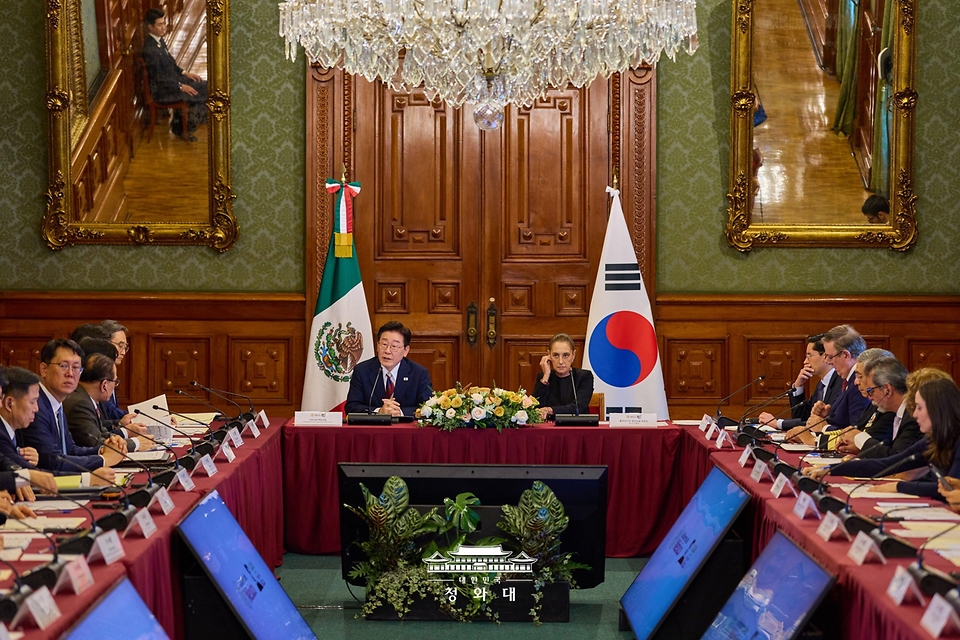 이재명 대통령과 클라우디아 셰인바움 멕시코 대통령이 9월 24일(현지 시간) 멕시코시티 대통령궁에서 한-멕시코 기업인 간담회를 공동 주재하고 있다.