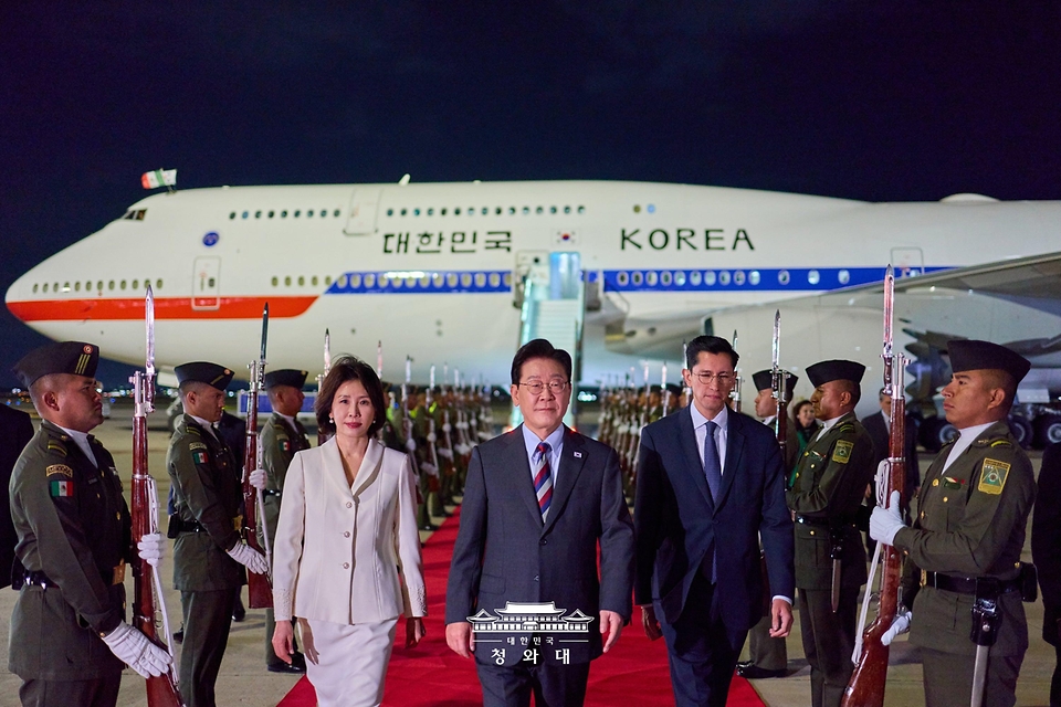 멕시코를 국빈방문한 이재명 대통령과 김혜경 여사가 9월 23일(현지 시간) 멕시코시티 펠리페 앙헬레스 국제공항에 도착한 공군 1호기에서 내려 이동하고 있다.
