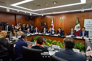 멕시코를 국빈 방문 중인 이재명 대통령은 9월 24일(현지 시간) 이히니오 마르티네스 미란다 멕시코 상원의장과 6개 원내교섭단체 대표 등 상원 지도부 인사들을 접견하고 있다.