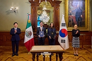 최휘영 문체부 장관과 클라우디아 쿠리엘 델 이카사 멕시코 문화부 장관이 9월 24일(현지 시간) 이재명 대통령과 클라우디아 셰인바움 멕시코 대통령이 임석한 가운데 멕시코시티 대통령궁에서 문화협력 양해각서를 교환한 뒤 기념촬영을 하고 있다.