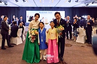 이재명 대통령과 김혜경 여사가 9월 24일(현지 시간) 멕시코 멕시코시티 한 호텔에서 열린 동포 간담회에서 화동들에게 꽃다발을 전달 받은 후 기념촬영을 하고 있다.