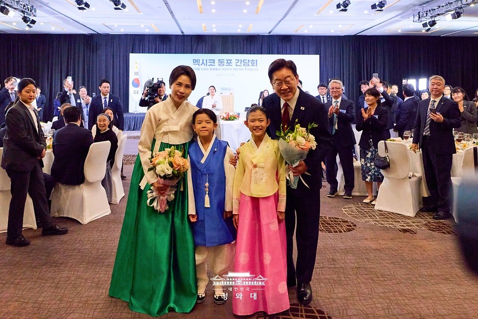 이재명 대통령과 김혜경 여사가 9월 24일(현지 시간) 멕시코 멕시코시티 한 호텔에서 열린 동포 간담회에서 화동들에게 꽃다발을 전달 받은 후 기념촬영을 하고 있다.