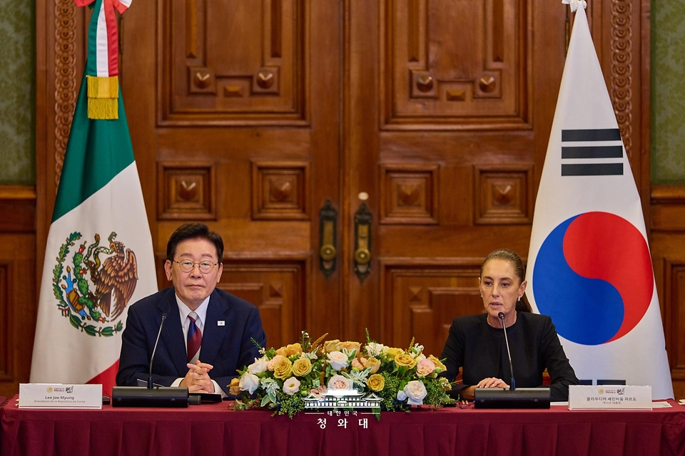 이재명 대통령과 클라우디아 셰인바움 멕시코 대통령이 9월 24일(현지 시간) 멕시코시티 대통령궁에서 한-멕시코 기업인 간담회를 공동 주재하고 있다.