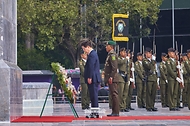 멕시코를 국빈방문 중인 이재명 대통령이 9월 24일(현지 시간) 멕시코시티 애국영웅탑에서 헌화 후 묵념하고 있다.
