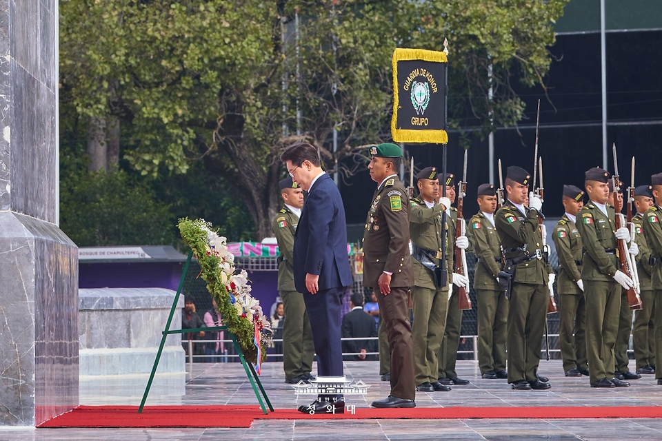 멕시코를 국빈방문 중인 이재명 대통령이 9월 24일(현지 시간) 멕시코시티 애국영웅탑에서 헌화 후 묵념하고 있다.
