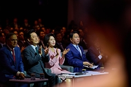 이재명 대통령과 김혜경 여사가 9월 25일(현지 시간) 멕시코시티 월드트레이드센터에서 열린 한-멕시코 비즈니스 포럼에서 박수치고 있다.