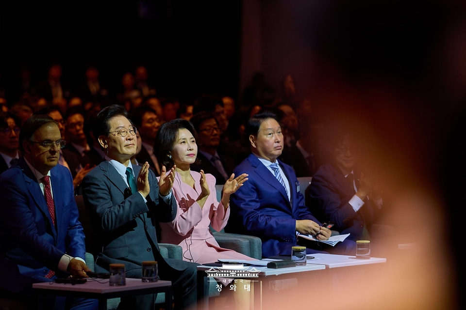 이재명 대통령과 김혜경 여사가 9월 25일(현지 시간) 멕시코시티 월드트레이드센터에서 열린 한-멕시코 비즈니스 포럼에서 박수치고 있다.
