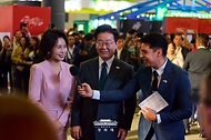 이재명 대통령과 김혜경 여사가 9월 25일(현지 시간) 멕시코시티 월드트레이드센터에서 열린 K-엑스포에서 멕시코 출신 방송인 크리스티안 부르고스 씨와 대화하고 있다.
