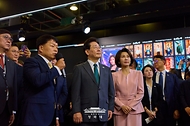 이재명 대통령과 김혜경 여사가 9월 25일(현지 시간) 멕시코시티 월드트레이드센터에서 열린 K-엑스포에서 관계자의 설명을 듣고 있다.