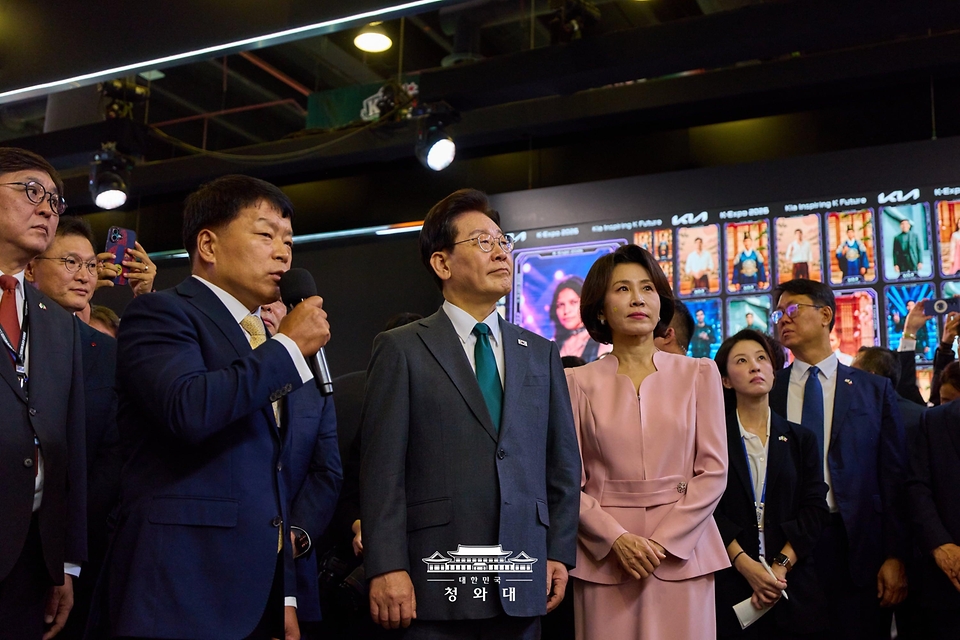 이재명 대통령과 김혜경 여사가 9월 25일(현지 시간) 멕시코시티 월드트레이드센터에서 열린 K-엑스포에서 관계자의 설명을 듣고 있다.