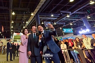이재명 대통령과 김혜경 여사가 9월 25일(현지 시간) 멕시코시티 월드트레이드센터에서 열린 K-엑스포에서 멕시코 출신 방송인 크리스티안 부르고스 씨와 기념촬영을 하고 있다.