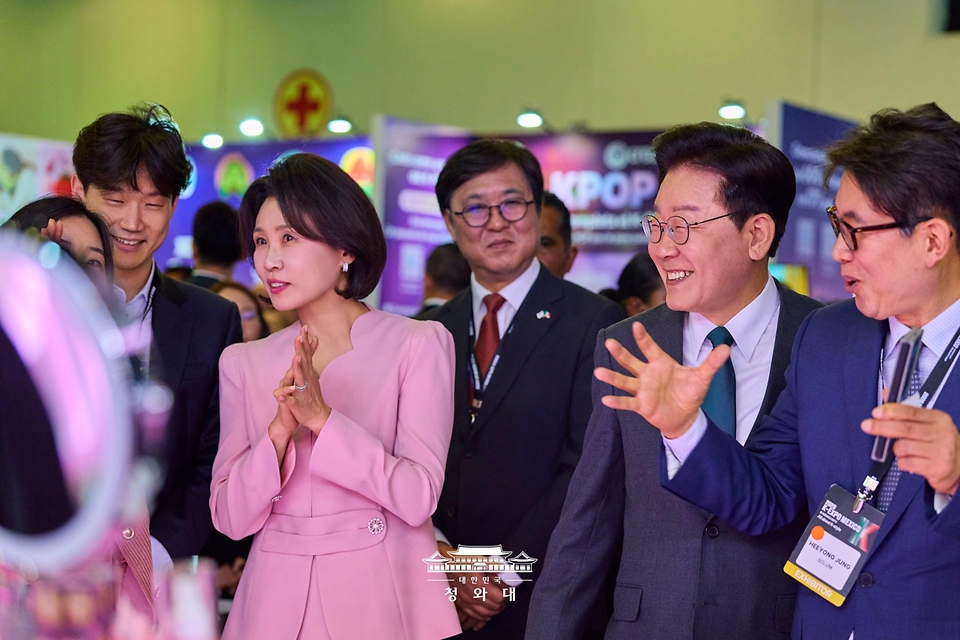 이재명 대통령과 김혜경 여사가 9월 25일(현지 시간) 멕시코시티 월드트레이드센터에서 열린 K-엑스포에서 관계자의 설명을 듣고 있다.