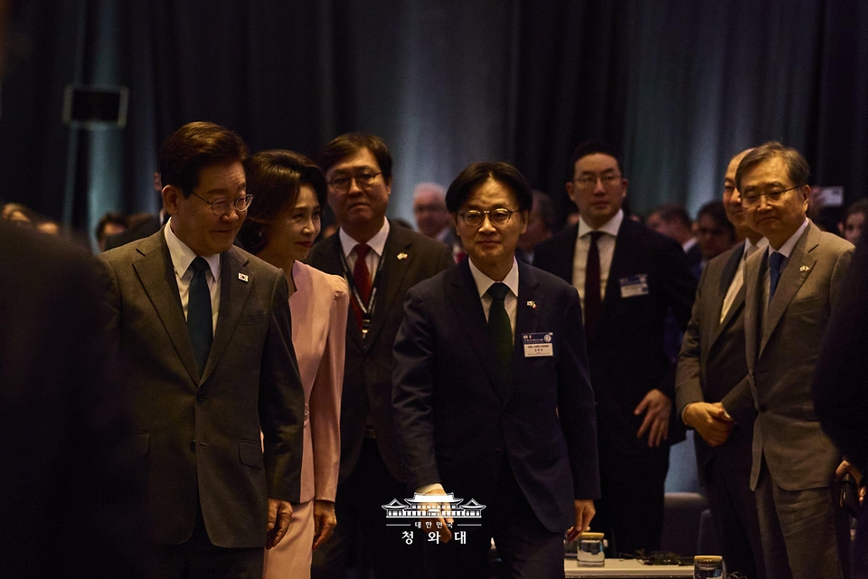 이재명 대통령과 김혜경 여사가 9월 25일(현지 시간) 멕시코시티 월드트레이드센터에서 열린 한-멕시코 비즈니스 포럼에 입장하고 있다.