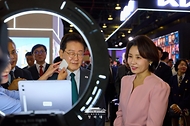 이재명 대통령과 김혜경 여사가 9월 25일(현지 시간) 멕시코시티 월드트레이드센터에서 열린 K-엑스포 아모레퍼시픽 부스를 찾아 김승환 대표이사의 설명을 들으며 미용기기 체험을 하고 있다.