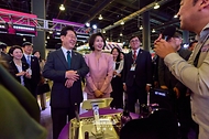 이재명 대통령과 김혜경 여사가 9월 25일(현지 시간) 멕시코시티 월드트레이드센터에서 열린 K-엑스포에서 관계자의 설명을 듣고 있다.