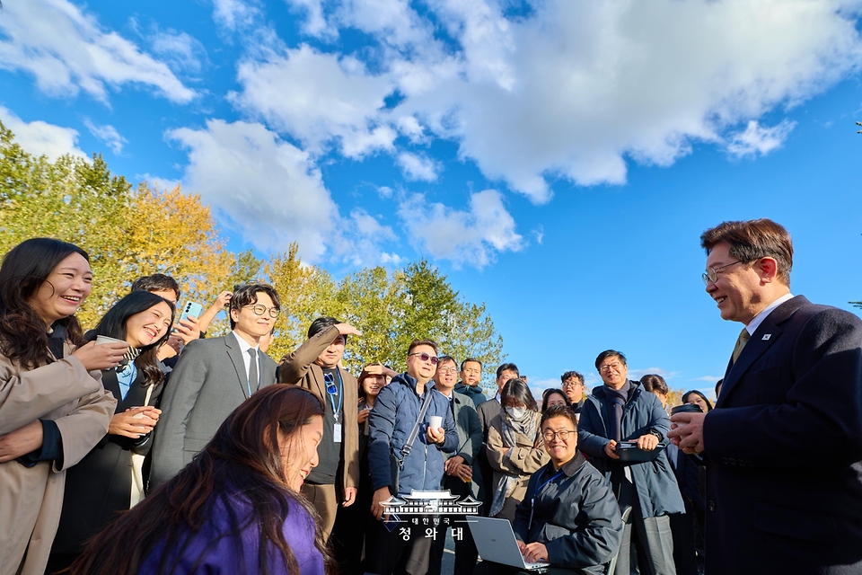 미국·멕시코 순방을 마친 이재명 대통령이 9월 26일(현지 시간) 귀국길 경유지인 미국 알래스카주 앵커리지에서 순방에 동행한 기자들과 즉석 차담회를 갖고 있다.
