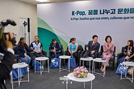 이재명 대통령과 김혜경 여사가 9월 25일(현지 시간) 멕시코시티 GNP 스타디움에서 멕시코 K-POP 청소년 팬들과 간담회를 하고 있다.
