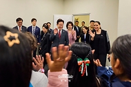 이재명 대통령과 김혜경 여사가 9월 25일(현지 시간) 멕시코시티 GNP 스타디움에서 열린 멕시코 K-POP 청소년 팬들과의 간담회에서 참석자들과 인사하고 있다.