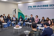 이재명 대통령과 김혜경 여사가 9월 25일(현지 시간) 멕시코시티 GNP 스타디움에서 멕시코 K-POP 청소년 팬들과 간담회를 하고 있다.