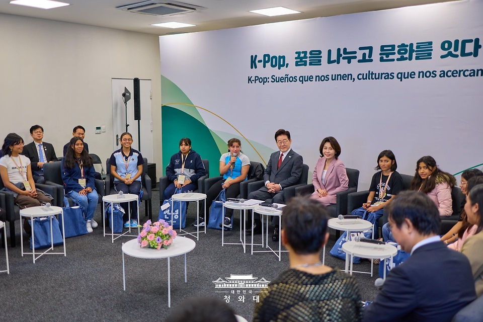이재명 대통령과 김혜경 여사가 9월 25일(현지 시간) 멕시코시티 GNP 스타디움에서 멕시코 K-POP 청소년 팬들과 간담회를 하고 있다.