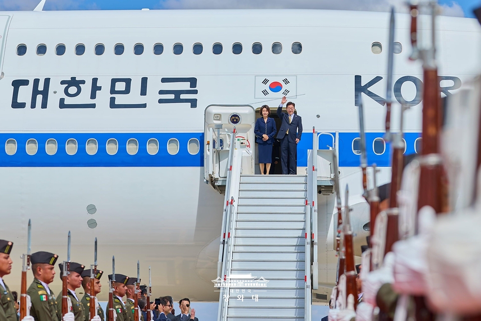 멕시코 국빈방문을 마친 이재명 대통령과 김혜경 여사가 9월 26일(현지 시간) 멕시코시티 펠리페 앙헬레스 국제공항 공군 1호기에서 환송객에게 인사하고 있다.