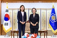 한성숙 국무총리가 9월 23일 서울 종로구 정부서울청사에서 미셸 스틸 주한 미국대사 접견에 앞서 기념촬영을 하고 있다.