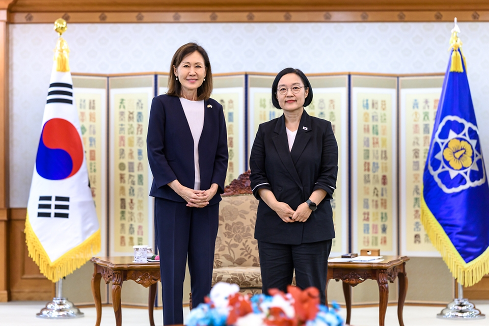 한성숙 국무총리가 9월 23일 서울 종로구 정부서울청사에서 미셸 스틸 주한 미국대사 접견에 앞서 기념촬영을 하고 있다.