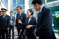 한성숙 국무총리가 고속철도 통합 뒤 첫 추석 명절을 하루 앞둔 9월 24일 서울역을 방문, 철도 수송 상황과 안전 등을 점검하고, 직원들을 격려하고 있다.