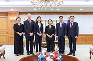 한성숙 국무총리가 9월 23일 서울 종로구 정부서울청사에서 미셸 스틸 주한 미국대사 접견에 앞서 기념촬영을 하고 있다.
