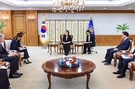 한성숙 국무총리가 9월 23일 서울 종로구 정부서울청사에서 미셸 스틸 주한 미국대사를 접견하고 있다.