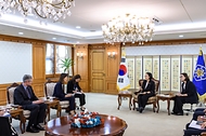 한성숙 국무총리가 9월 23일 서울 종로구 정부서울청사에서 미셸 스틸 주한 미국대사를 접견하고 있다.