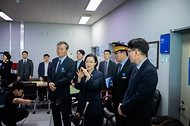 한성숙 국무총리가 고속철도 통합 뒤 첫 추석 명절을 하루 앞둔 9월 24일 서울역을 방문, 철도 수송 상황과 안전 등을 점검하고, 직원들을 격려하고 있다.