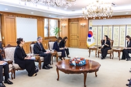 한성숙 국무총리가 9월 23일 서울 종로구 정부서울청사에서 미셸 스틸 주한 미국대사를 접견하고 있다.