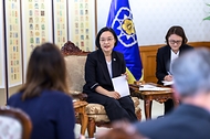 한성숙 국무총리가 9월 23일 서울 종로구 정부서울청사에서 미셸 스틸 주한 미국대사를 접견하고 있다.
