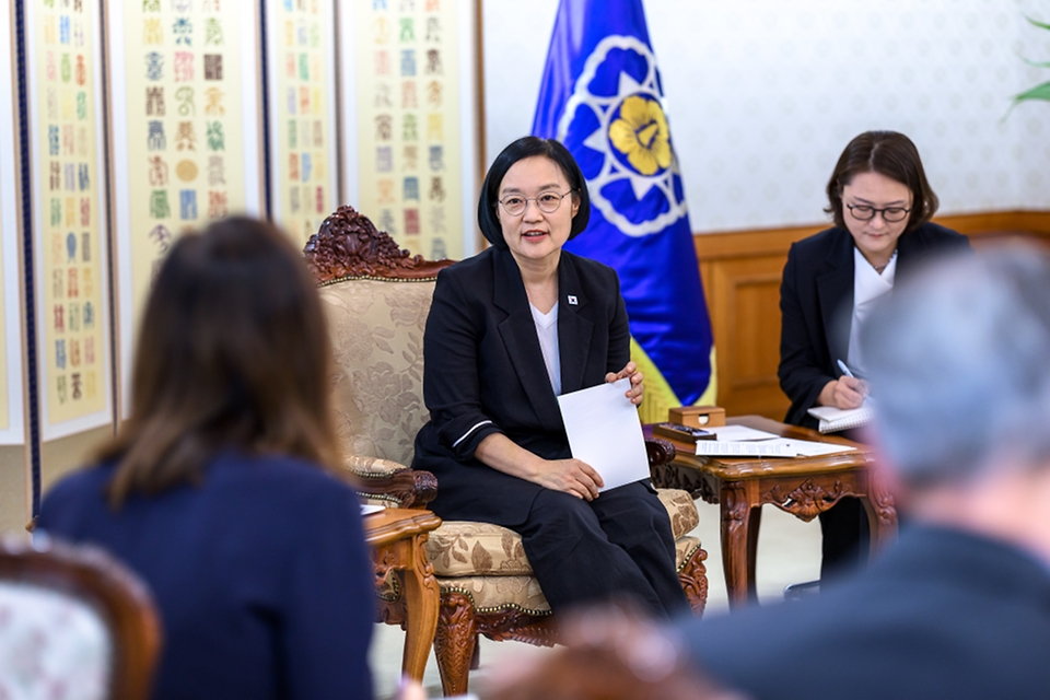 한성숙 국무총리가 9월 23일 서울 종로구 정부서울청사에서 미셸 스틸 주한 미국대사를 접견하고 있다.