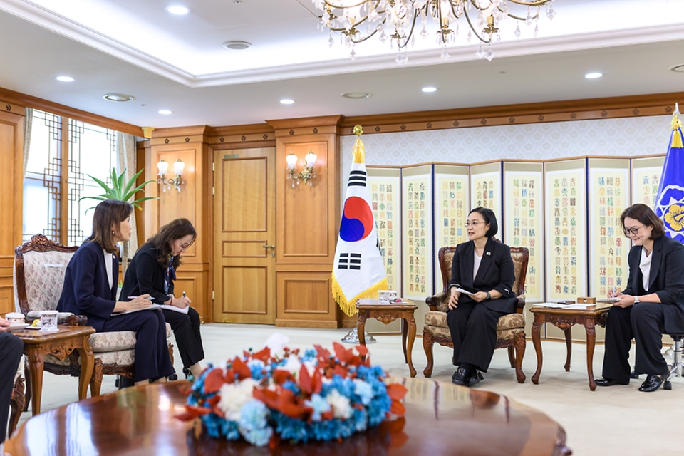 한성숙 국무총리가 9월 23일 서울 종로구 정부서울청사에서 미셸 스틸 주한 미국대사를 접견하고 있다.