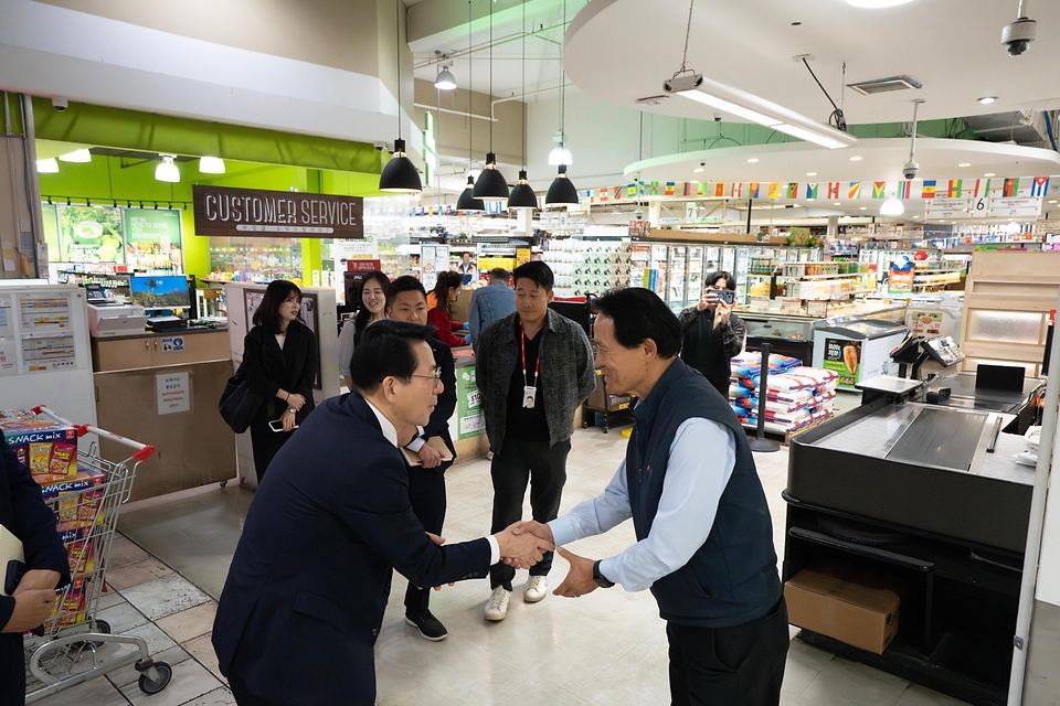 해양수산부 황종우 장관이 9월 22일(현지 시간) UN총회 참석을 위해 뉴욕을 방문해, 현지 대형유통 마트 방문 및 유통동향을 확인하고, 현장의 목소리를 직접 청취하고 있다.
