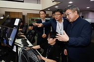 윤호중 행정안전부 장관이 9월 30일 지난해 배터리 화재가 발생한 국가정보자원관리원 대전본원을 방문해 전산실 복구 상황 및 디지털 안전관리 체계 등 종합 점검을 하고 있다.