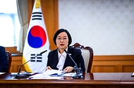 한성숙 국무총리가 9월 30일 서울 종로구 정부서울청사에서 제9차 국가첨단전략산업위원회를 주재하고 있다.