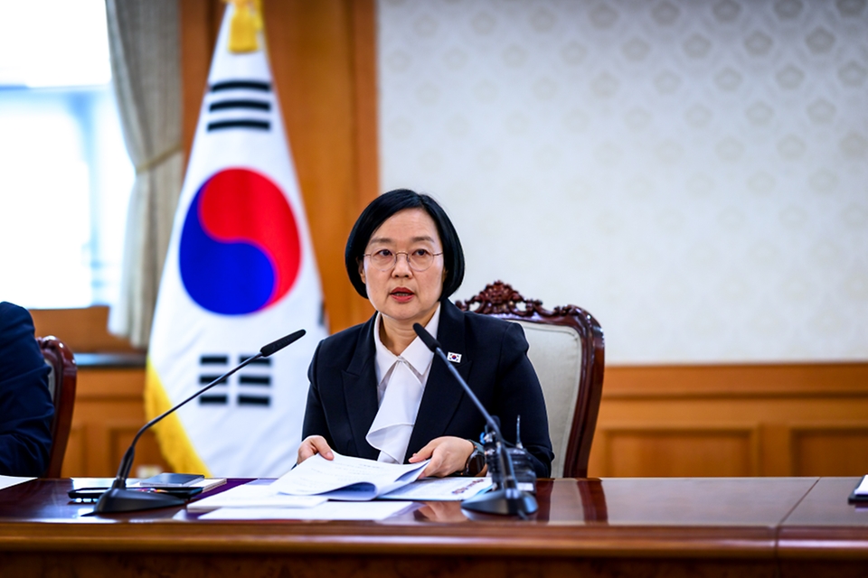 한성숙 국무총리가 9월 30일 서울 종로구 정부서울청사에서 제9차 국가첨단전략산업위원회를 주재하고 있다.