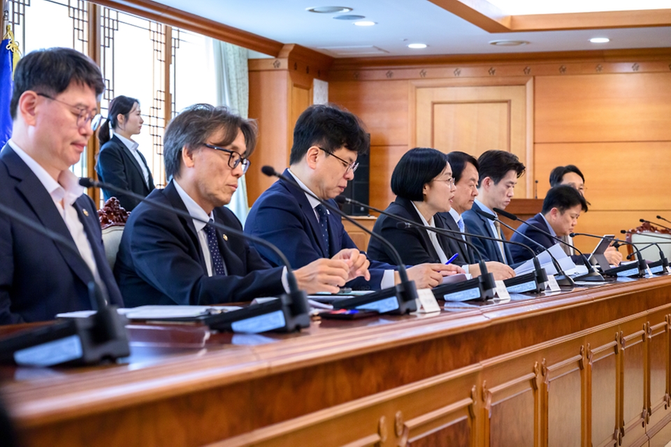 한성숙 국무총리가 9월 30일 서울 종로구 정부서울청사에서 제9차 국가첨단전략산업위원회를 주재하고 있다.