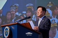 이재명 대통령이 9월 30일 울산에서 열린 대호 김종서함 진수식에서 축사를 하고 있다.