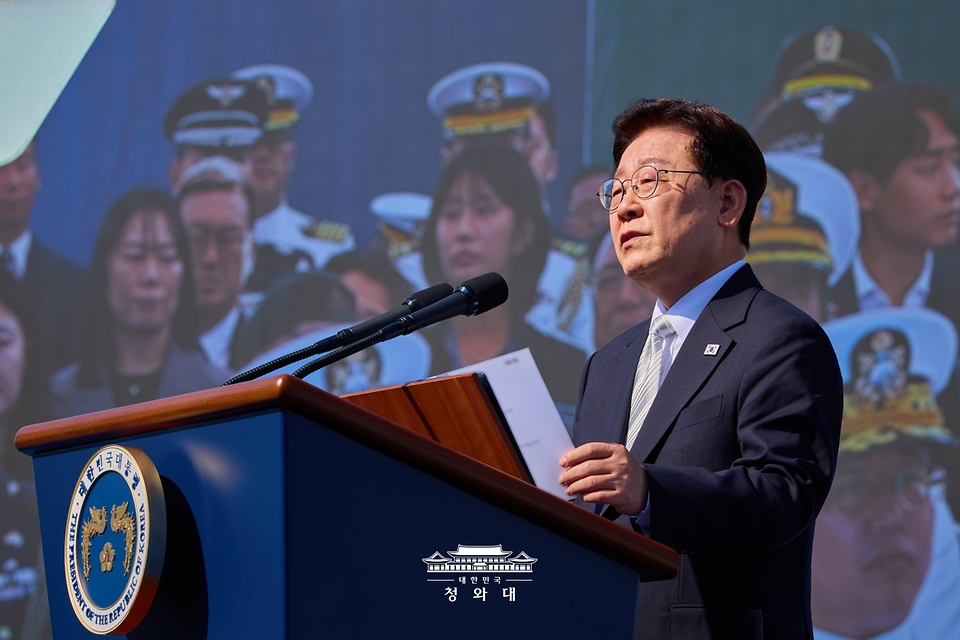 이재명 대통령이 9월 30일 울산에서 열린 대호 김종서함 진수식에서 축사를 하고 있다.