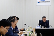 윤호중 행정안전부 장관이 9월 30일 지난해 배터리 화재가 발생한 국가정보자원관리원 대전본원을 방문해 전산실 복구 상황 및 디지털 안전관리 체계 등 종합 점검을 하고 있다.