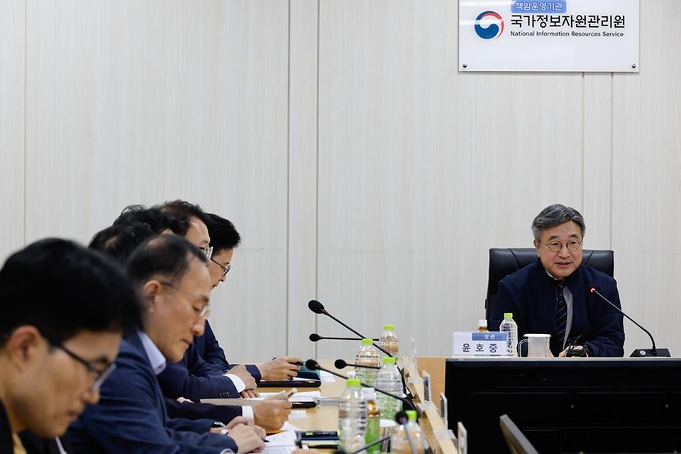 윤호중 행정안전부 장관이 9월 30일 지난해 배터리 화재가 발생한 국가정보자원관리원 대전본원을 방문해 전산실 복구 상황 및 디지털 안전관리 체계 등 종합 점검을 하고 있다.