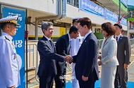 이재명 대통령이 9월 30일 울산에서 열린 대호 김종서함 진수식에 입장하며 참석자들과 인사하고 있다.