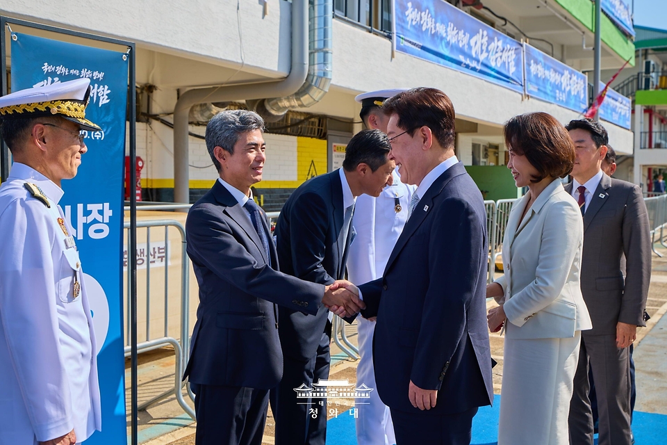 이재명 대통령이 9월 30일 울산에서 열린 대호 김종서함 진수식에 입장하며 참석자들과 인사하고 있다.